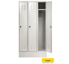 Garderobenschrank auf Sockel
